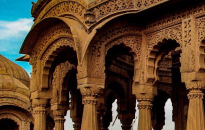 A_roof_for_the_sun_in_Jaisalmer_with_wind_energy_in_the_background